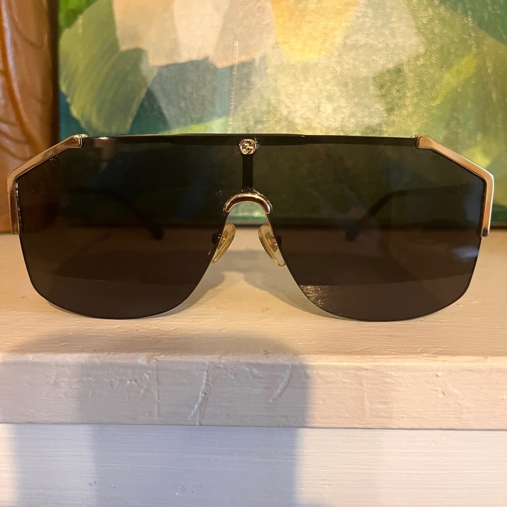 Gucci sunglasses model GG0291S in good condition.